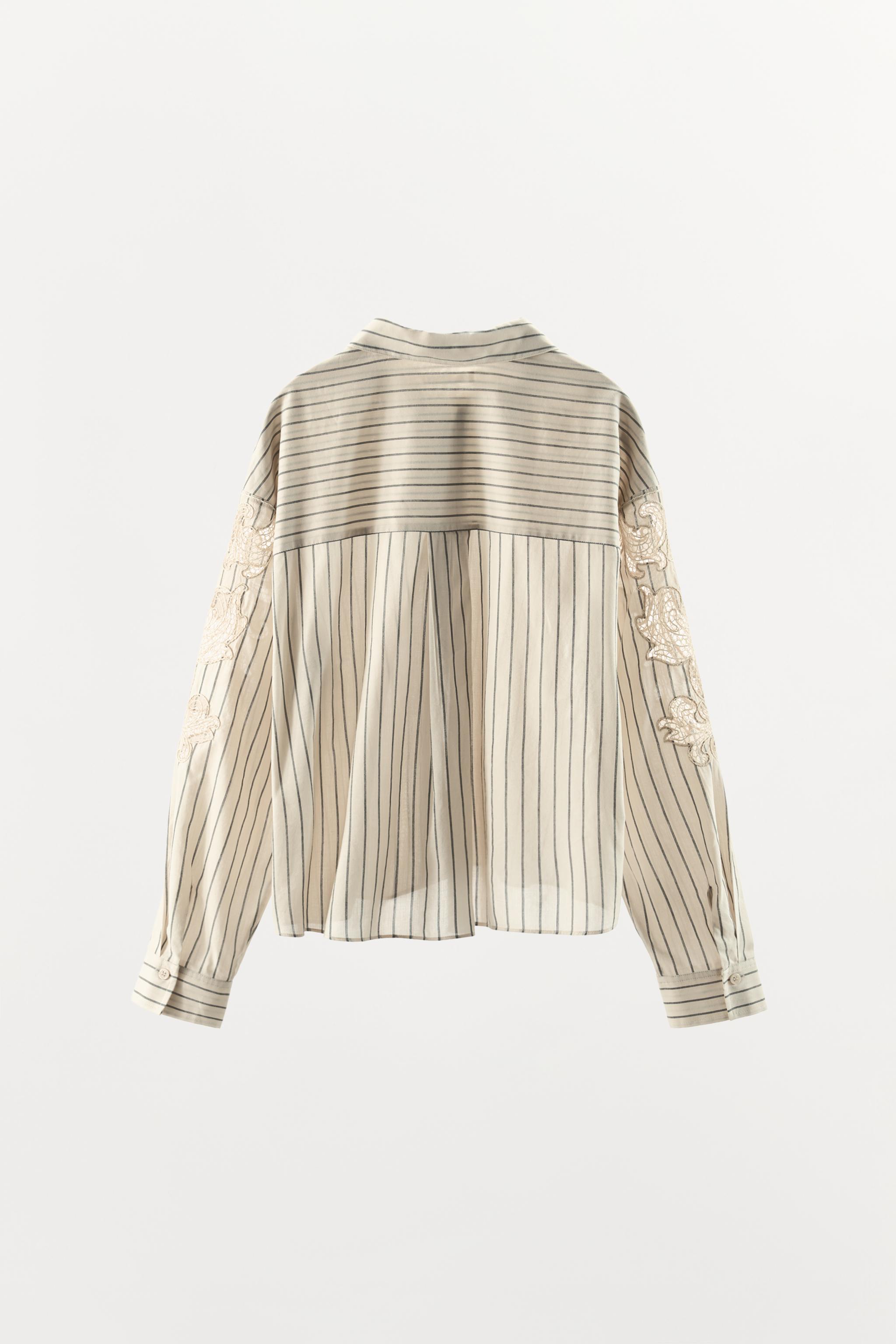 CHEMISE À RAYURES, DENTELLE ET BRODERIES